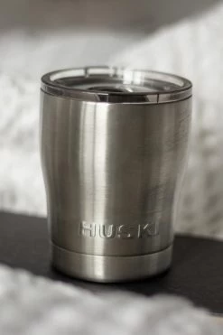 Short Brushed Stainless Tumbler 2.0 9 Short Brushed Stainless Tumbler 2.0 -Fashion Clothing Store eyJwYXRoIjoiZnJvbnRpZnlcL2FjY291bnRzXC84NFwvMjEwMTM3XC9wcm9qZWN0c1wvMjg0NTk5XC9hc3NldHNcLzQ5XC81OTU2OTA2XC82NGMzNzMyZDVhNmZlNDVmNTJjN2Q1ZmM2Y2M3NjVlNy0xNjM0ODY5NDU4LmpwZyJ9 frontify t