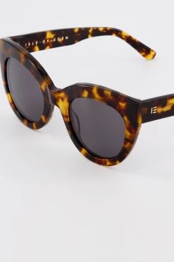 Wynnie Sunglasses Tortoise 12 Wynnie Sunglasses Tortoise -Fashion Clothing Store wynnie tort closeup
